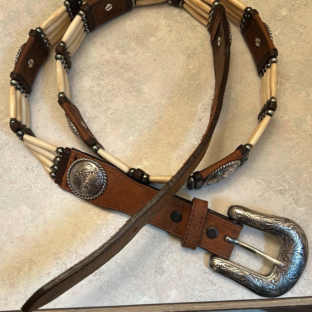 Tony Lama belt, size 40, w bone and concho, leather. - Picture 7 of 7
